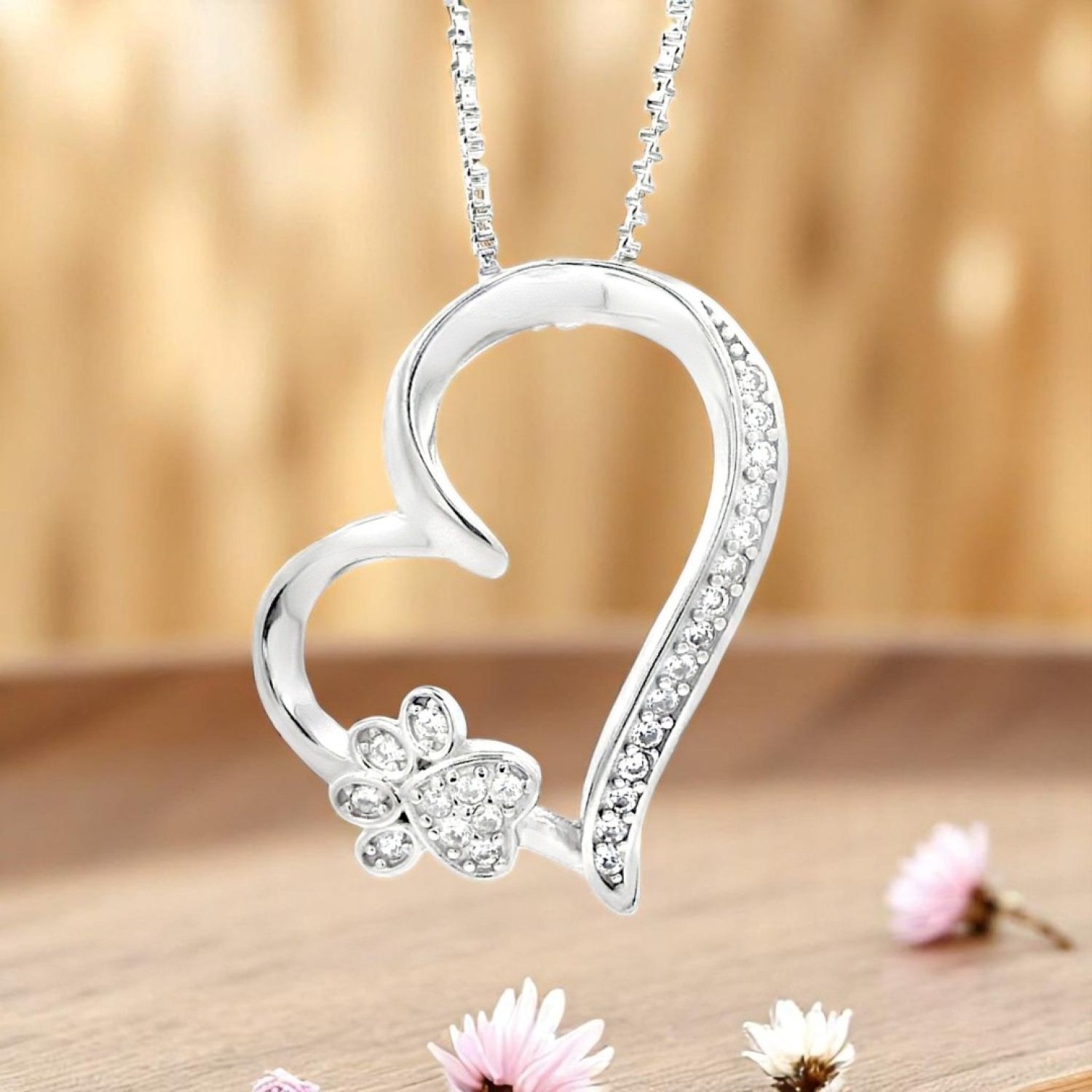 Silver Heart Pendant with Paw Design – A Meaningful Tribute to Pet Lovers Silver heart-shaped pendant featuring a sparkling paw design—perfect for pet lovers and animal enthusiasts.