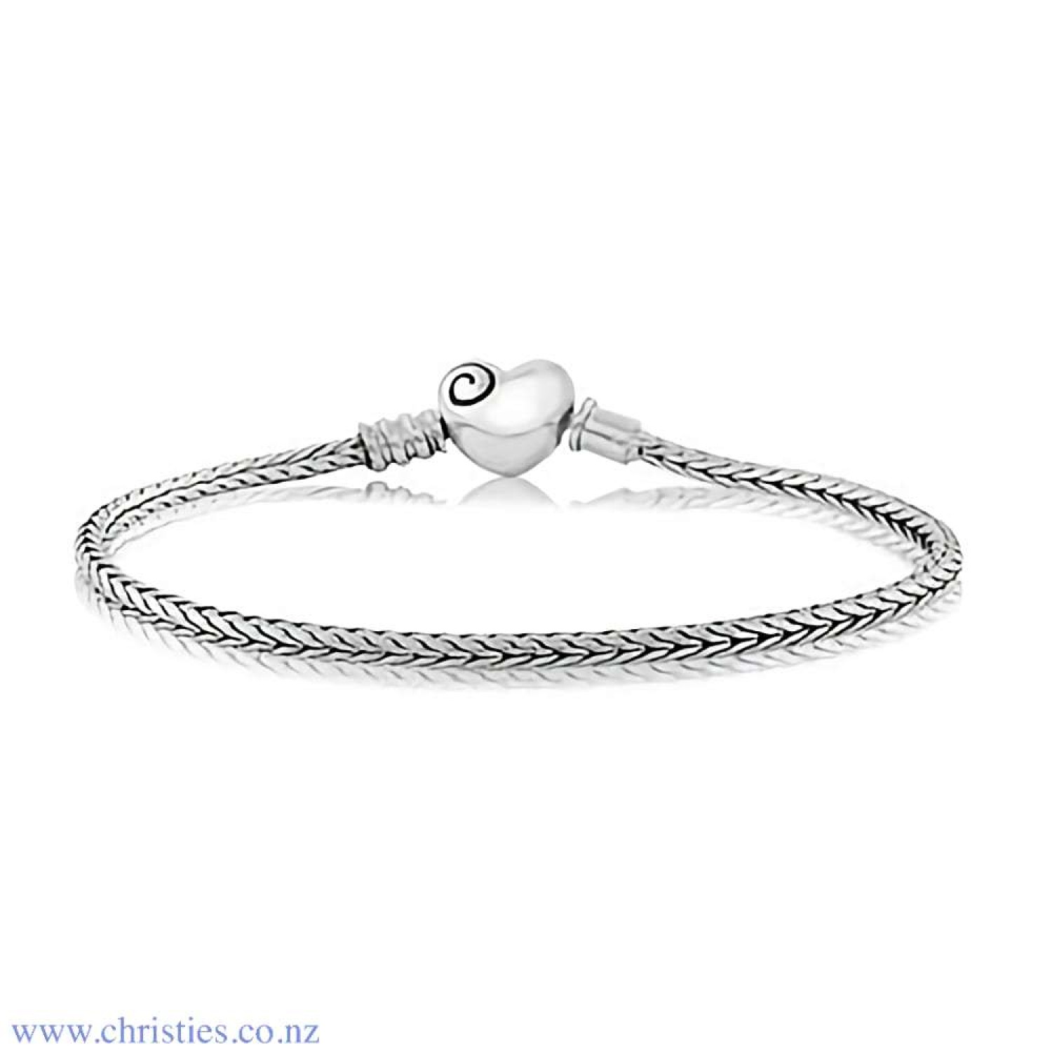 3B11052 Evolve Jewellery Heart Clasp Bracelet. Beautifully engraved with a koru representing new beginnings and eternal growth, Evolves gorgeous Heart Clasp celebrates the deep bonds we share with our loved ones. A specially chosen chain design creates a 