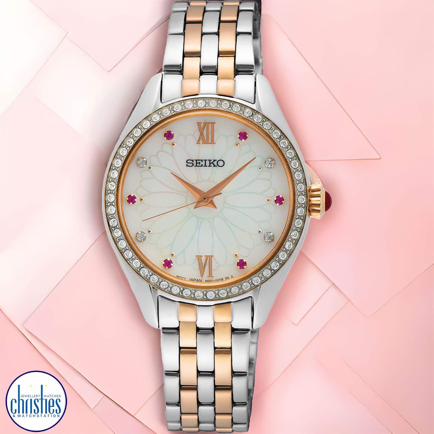 Christies Jewellery - SUR542P Seiko Quartz Analogue Experience the beauty and accuracy of the Seiko Quartz Analogue SUR542P, with its mother of pearl dial, crystal-set bezel, and stainless steel case with rose gold finish. Get yours today and add a touch of elegance to your wardrobe.