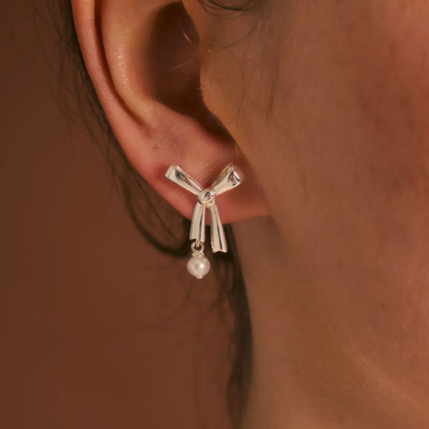 Karen Walker Pearl Bow Studs – Silver | KW492ER-STG-FWP Karen Walker Pearl Bow Studs – Silver | KW492ER-STG-FWP