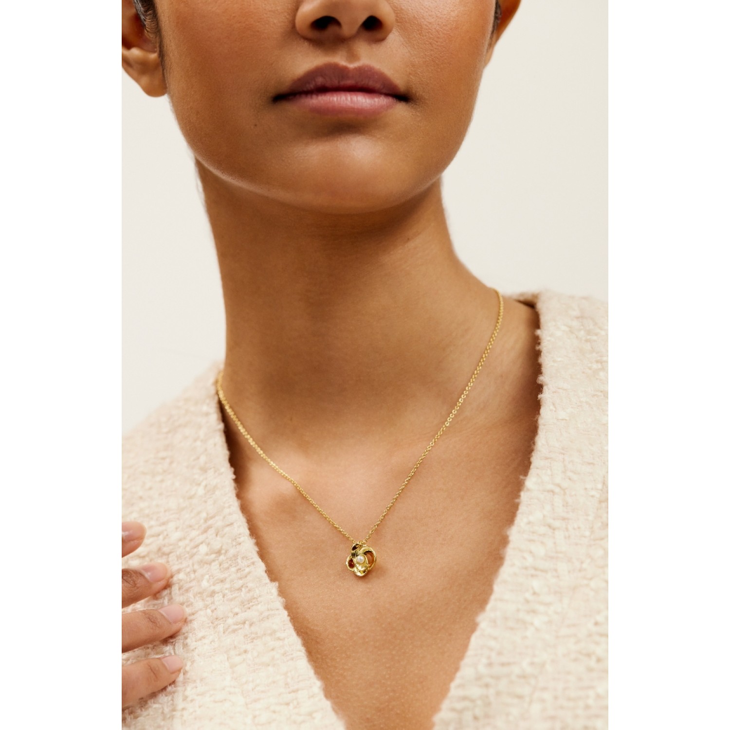 FLORA: Pearl Flower Pendant Necklace TBJ3757-02-28 – Ted Baker Jewellery FLORA: Pearl Flower Pendant Necklace TBJ3757-02-28 by Ted Baker