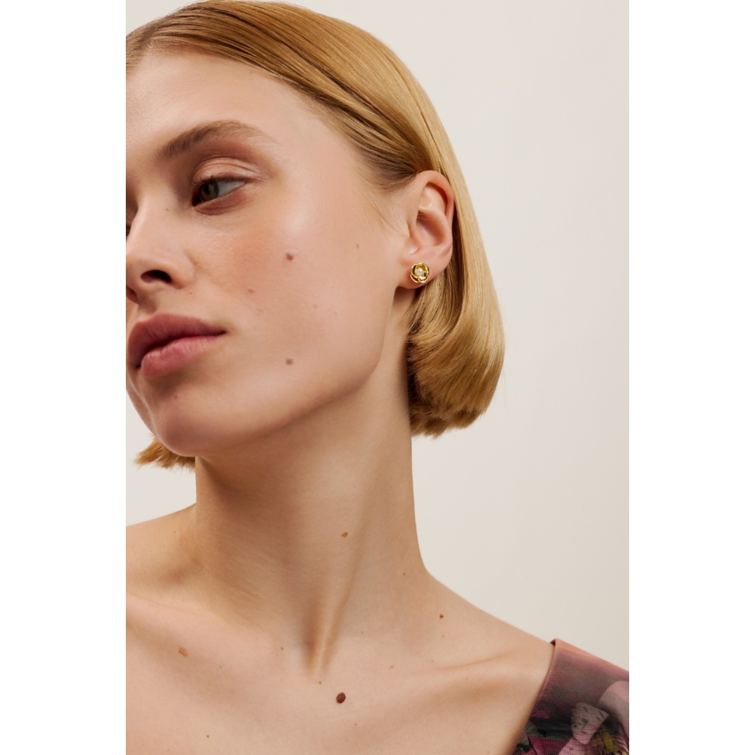 FLO: Pearl Flower Stud Earrings TBJ3759-02-28 – Ted Baker Jewellery FLO: Pearl Flower Stud Earrings TBJ3759-02-28 by Ted Baker